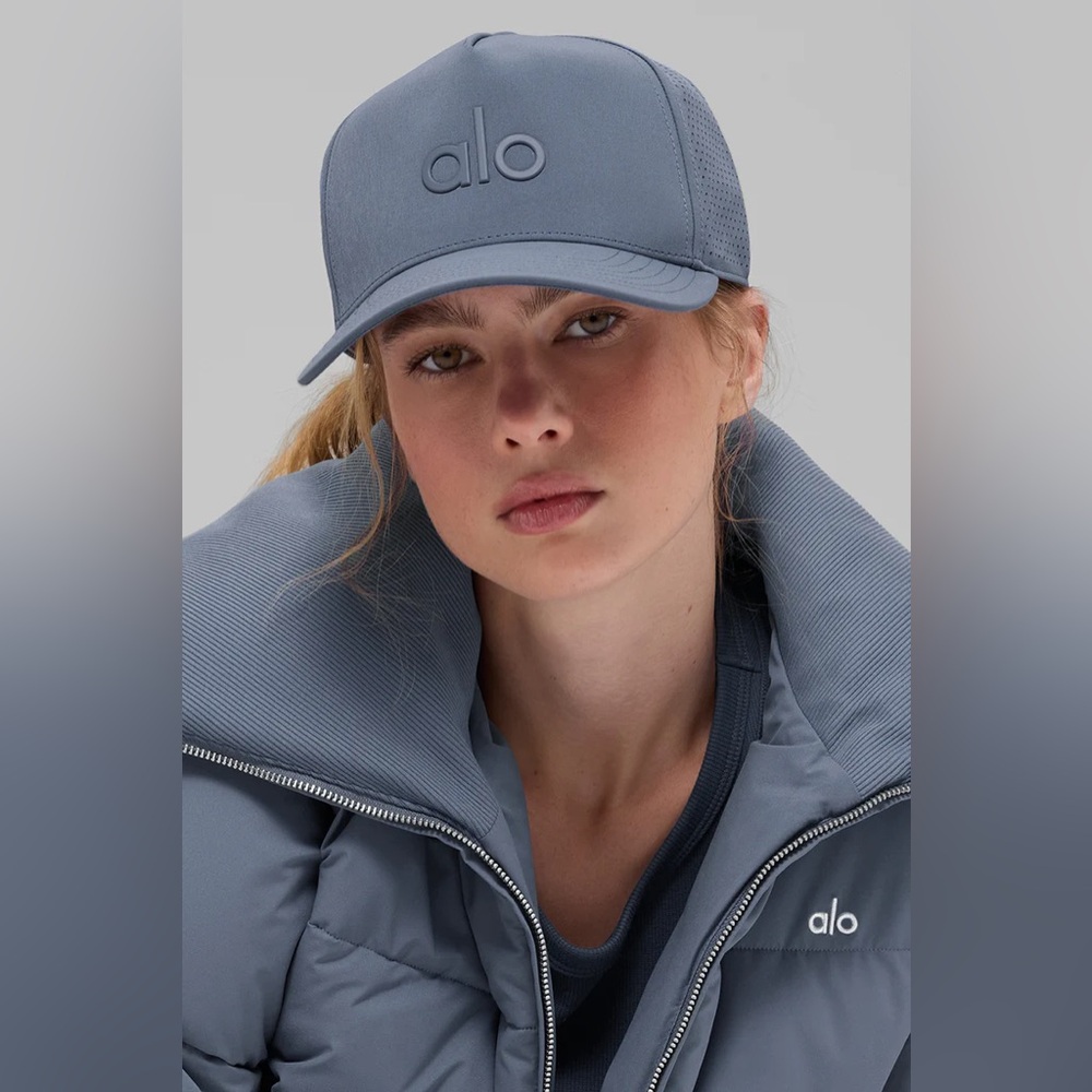 ALO YOGA | ✨NEW✨ Performance District Trucker Hat in Bluestone - Picture 2 of 6